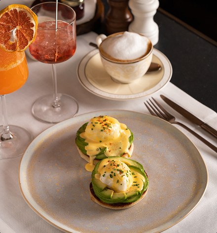 Une assiette de petit-déjeuner servie à table - Gran Hotel Inglés à Madrid.