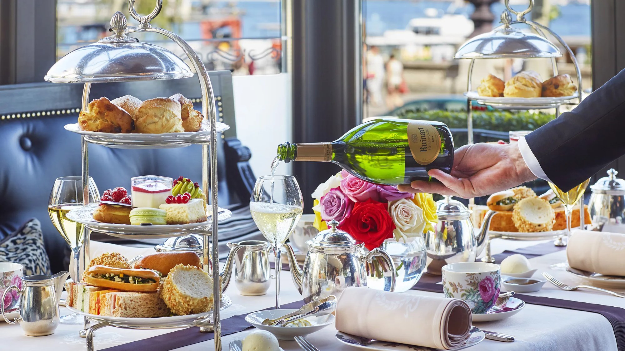 Service du thé et pâtisseries dans la salle vitrée - Hôtel d’Angleterre, Genève.