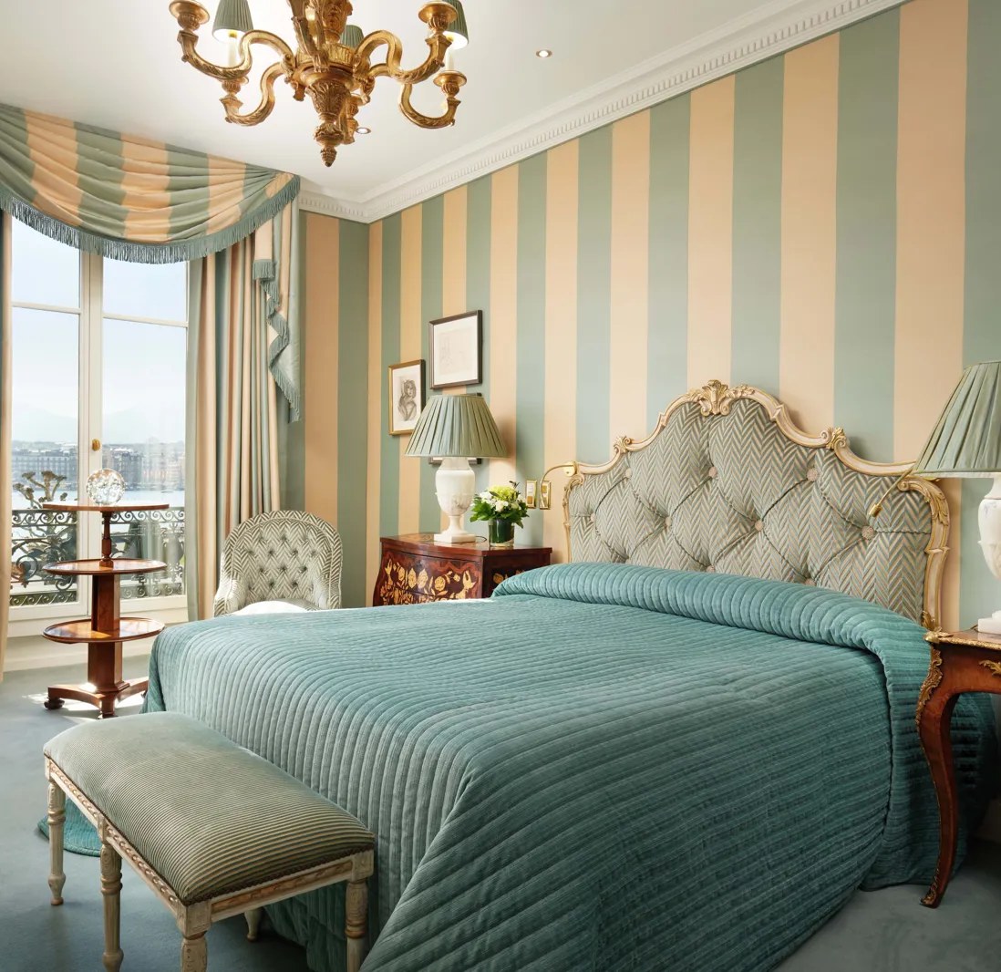Chambre aux teintes turquoise et motifs classiques - Hôtel d’Angleterre, Genève.