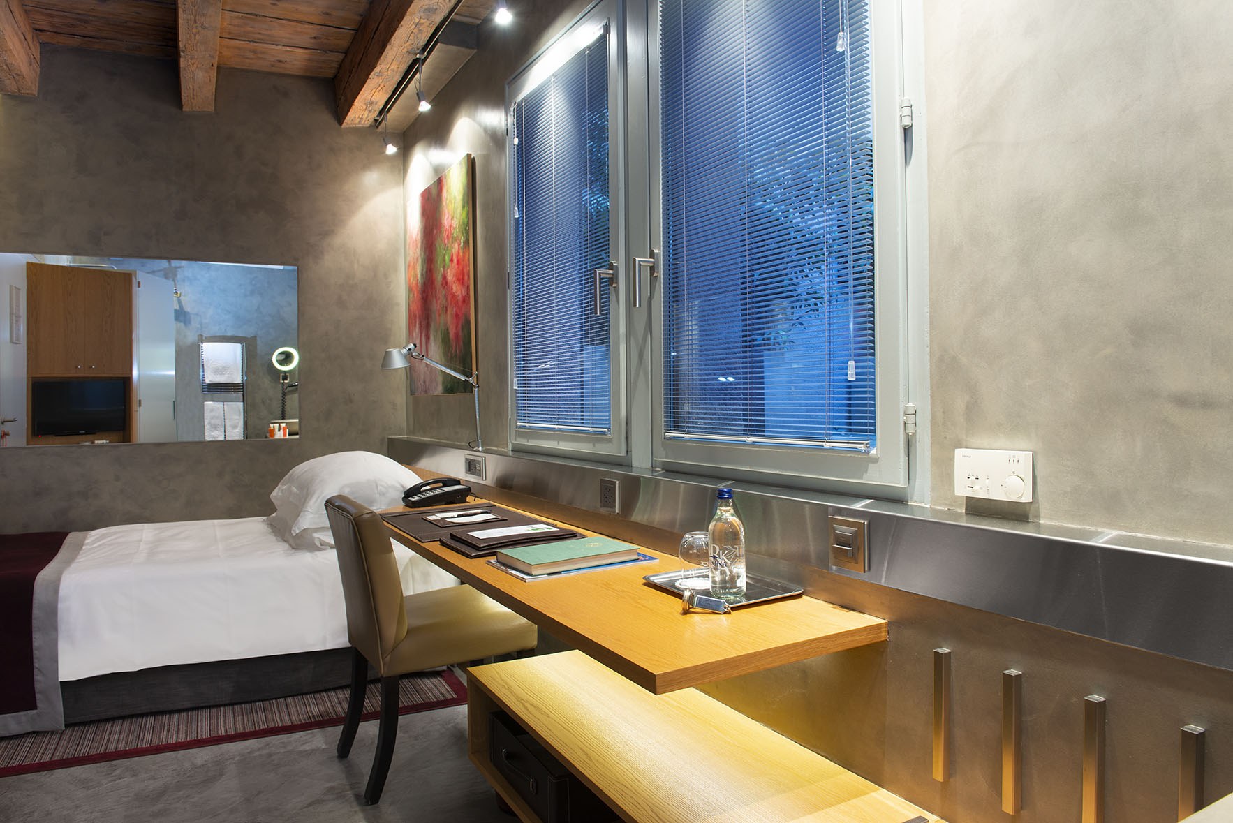 Salle de bains contemporaine aux surfaces minérales - Hôtel Les Armures, Genève.