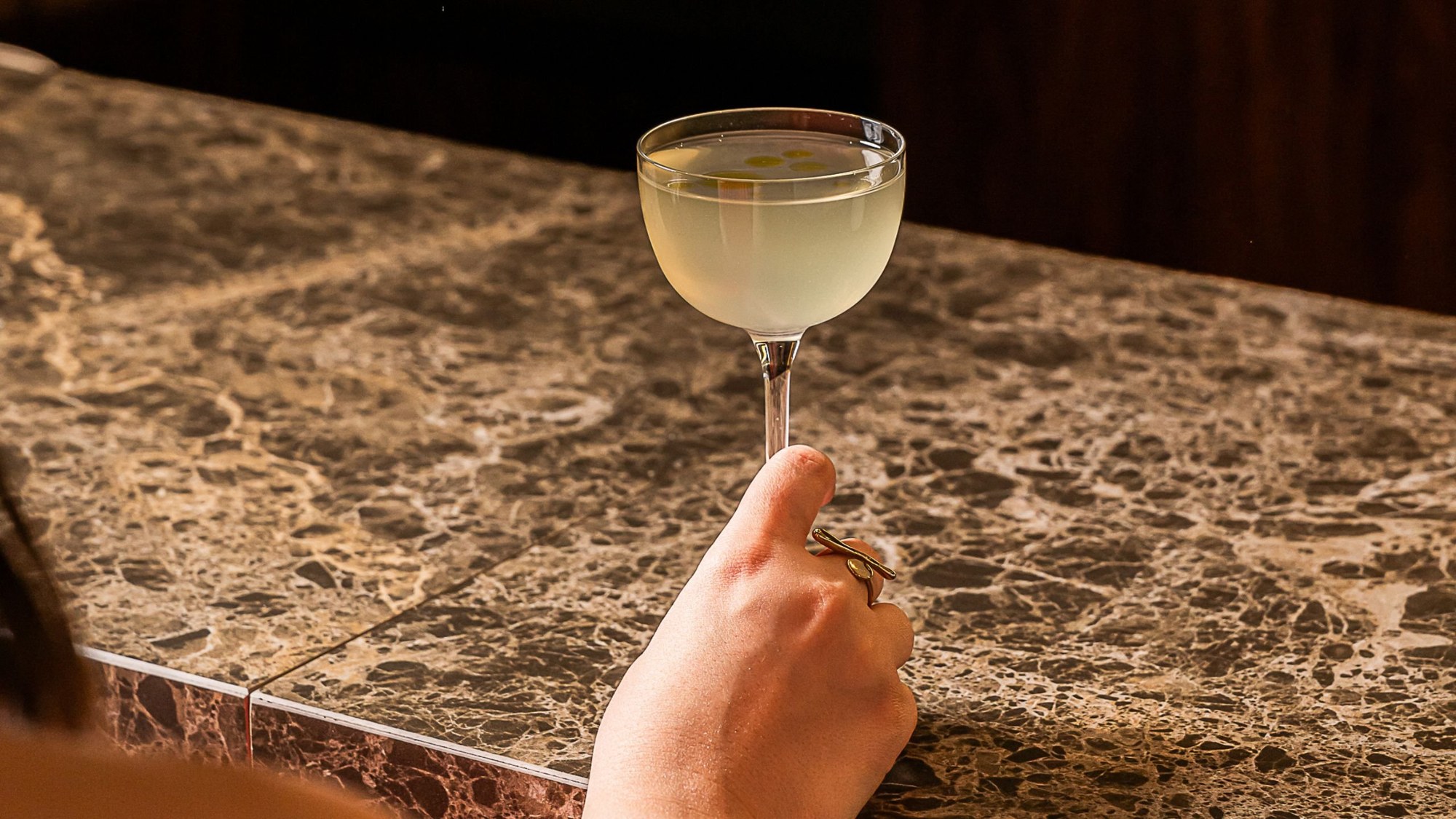 Cocktail servi dans un verre à pied - Mandarin Oriental, Genève.