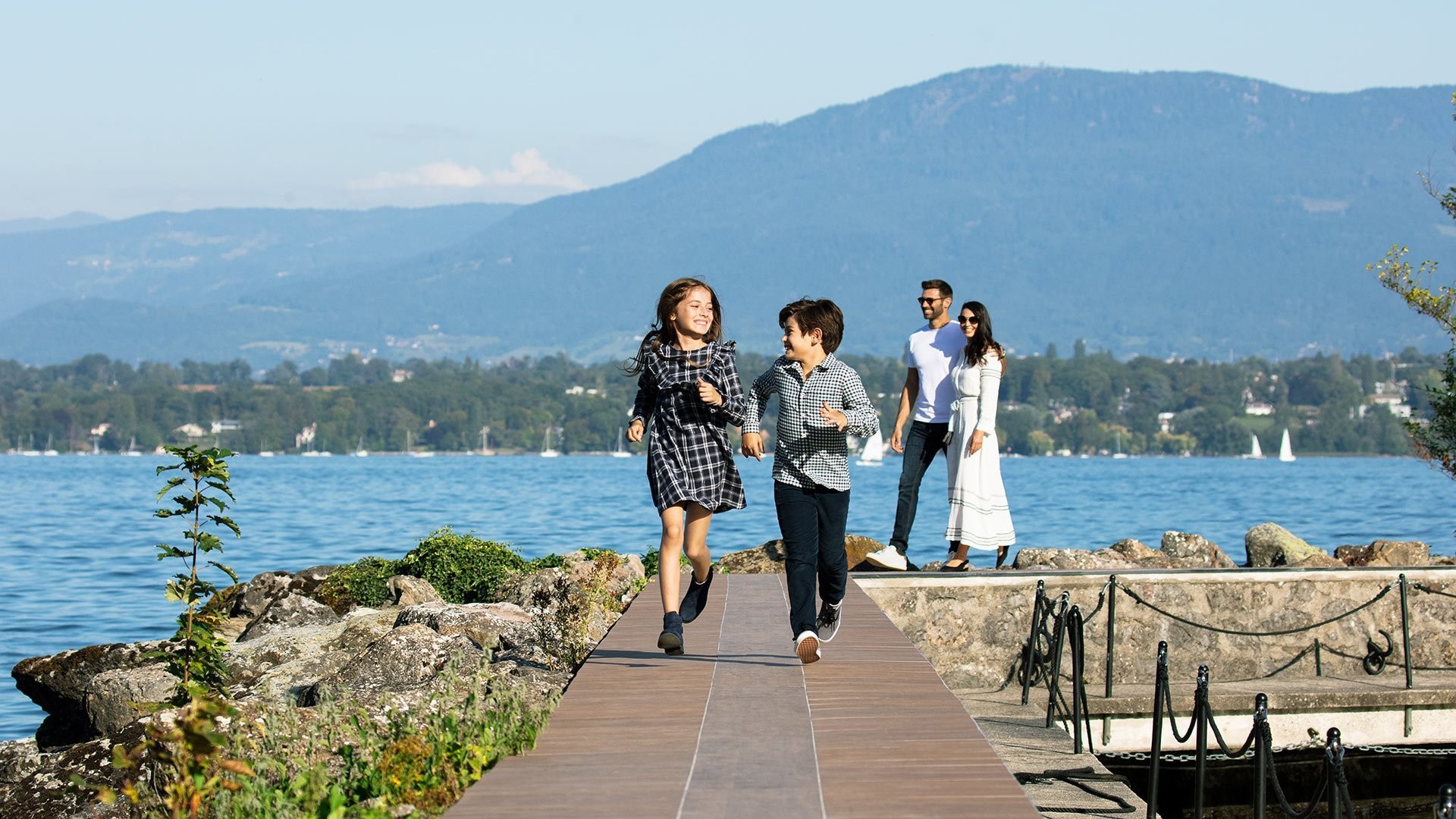 Promenade familiale au bord du lac dans le domaine - La Réserve Genève, Genève.