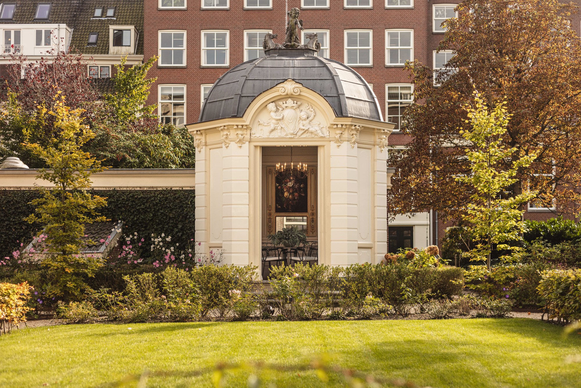 Les façades du Waldorf Astoria Amsterdam vues depuis le jardin intérieur