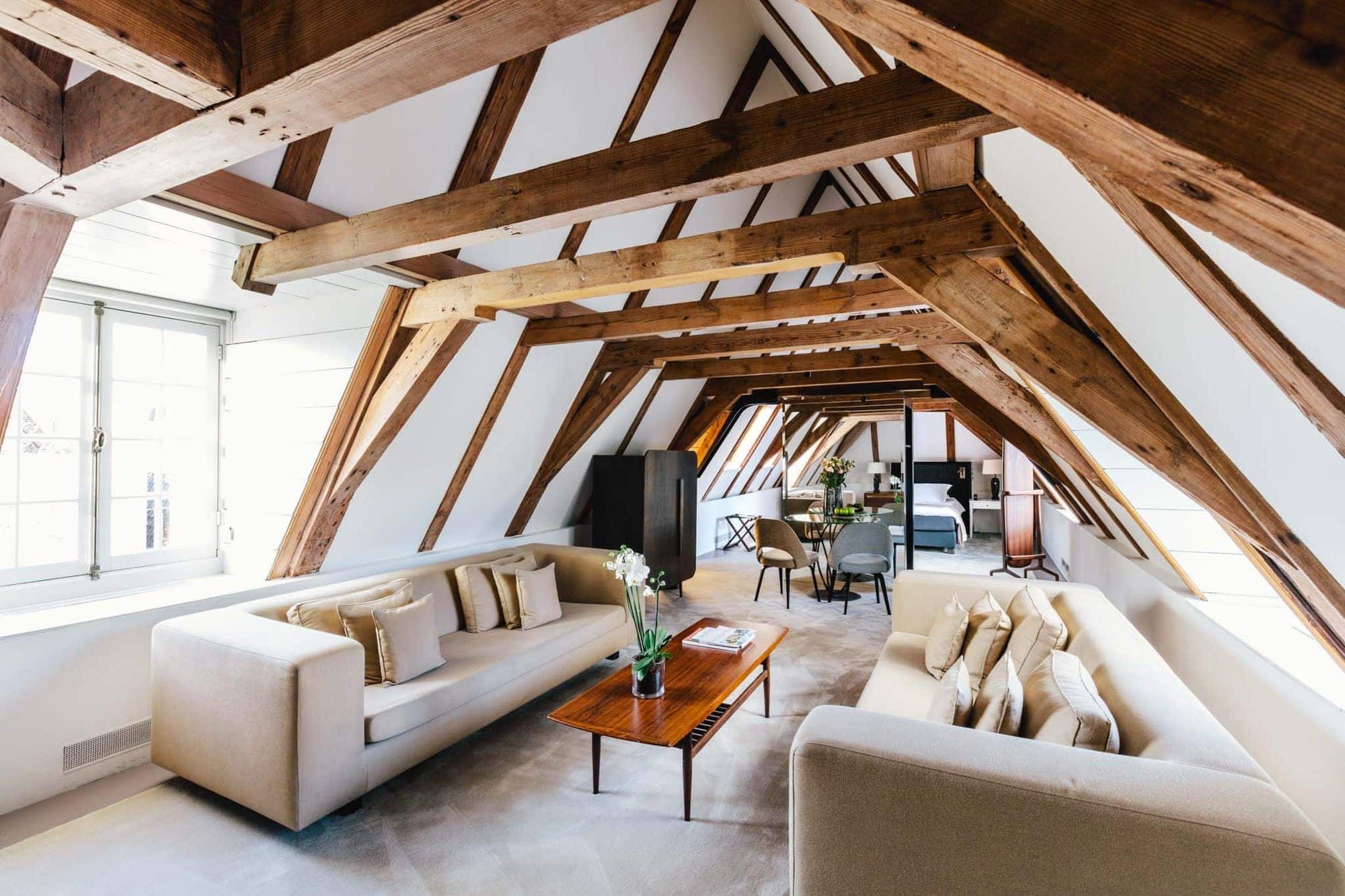 Le salon d’une suite mansardée du Dylan Amsterdam, sous la charpente
