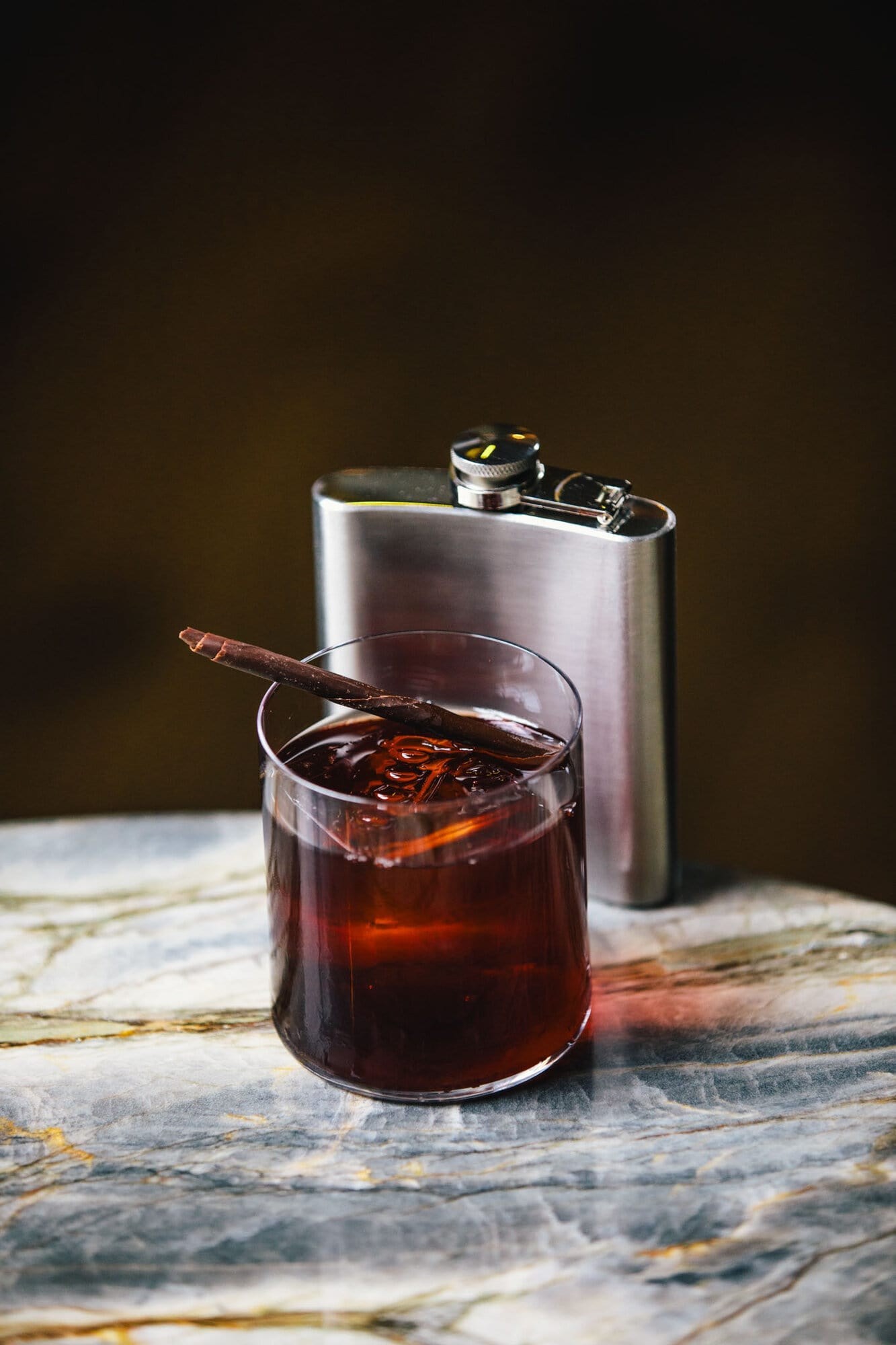Un cocktail servi au Dylan Amsterdam dans un verre haut