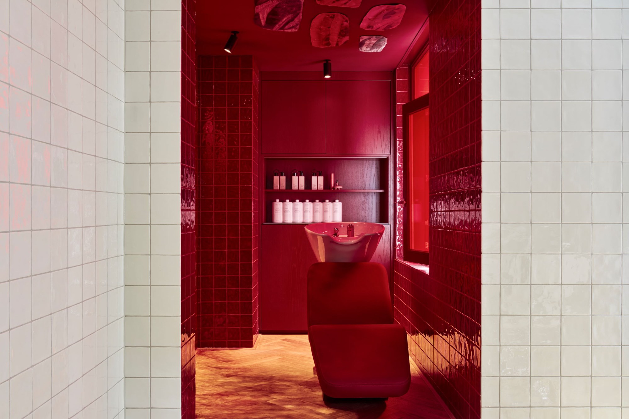 Une pièce d’eau aux tons rouges du Pulitzer Amsterdam