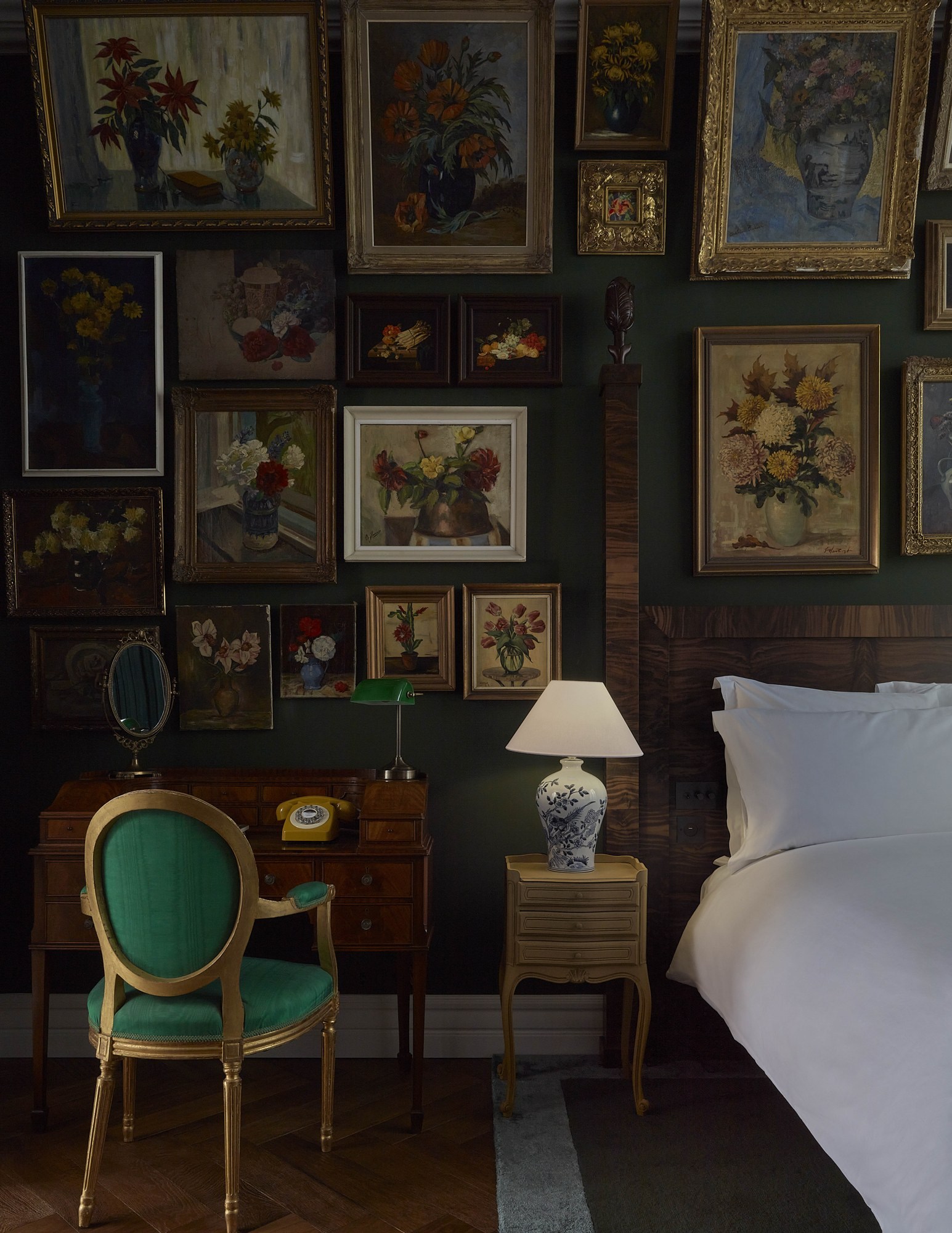 Une chambre du Pulitzer Amsterdam aux œuvres encadrées et au décor singulier