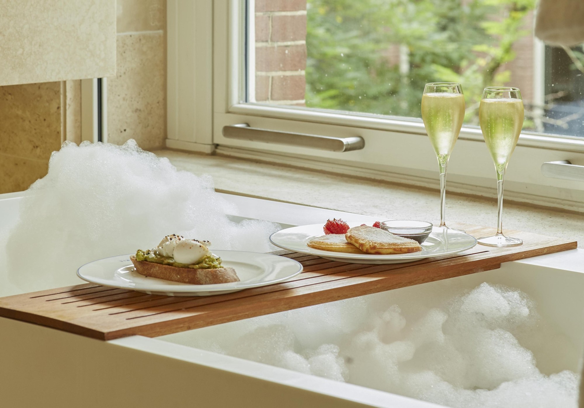 Une baignoire préparée dans une chambre du Mandarin Oriental Conservatorium Amsterdam