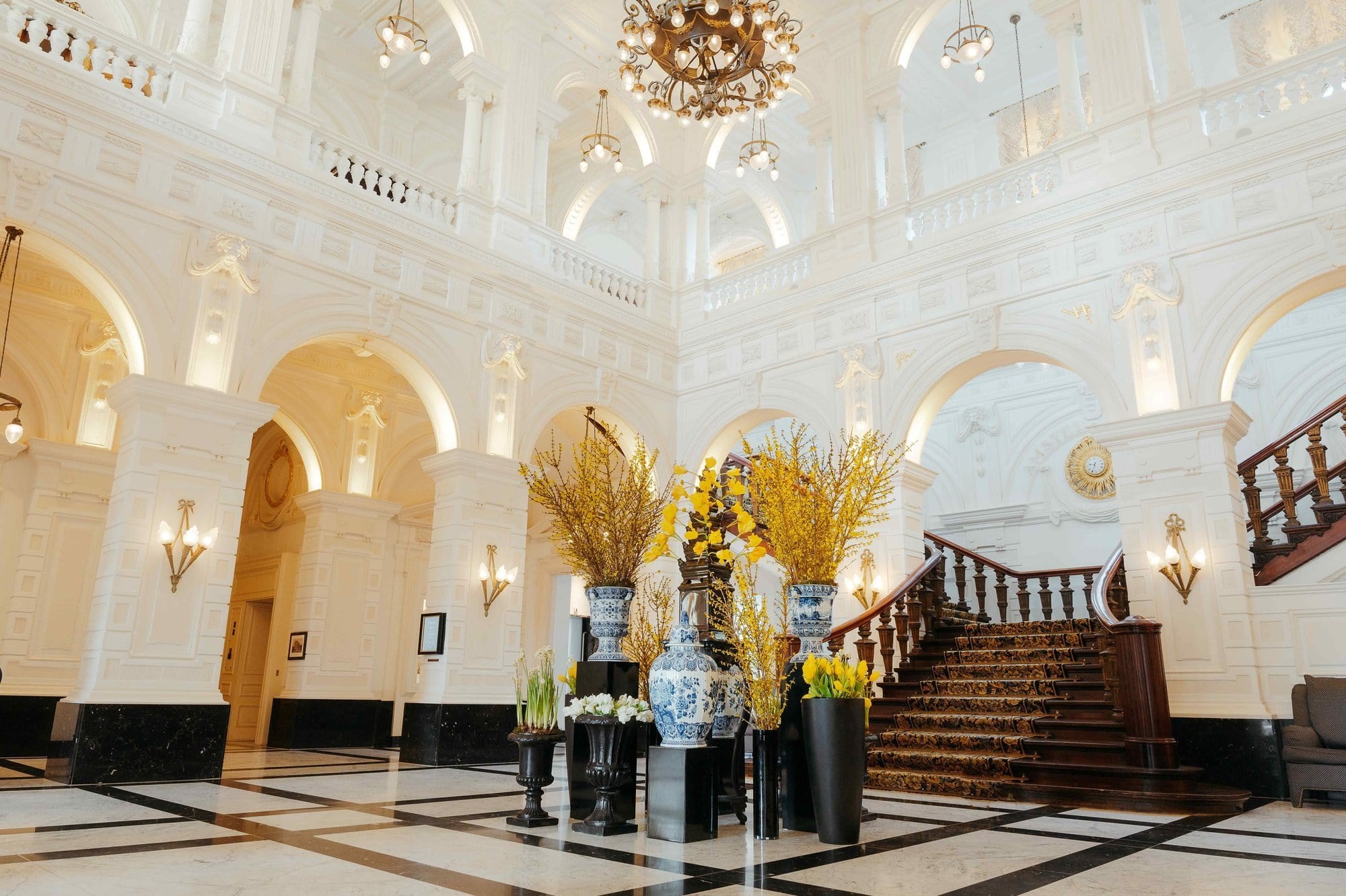 Le hall de l’InterContinental Amstel Amsterdam, ses arcades et ses grands bouquets
