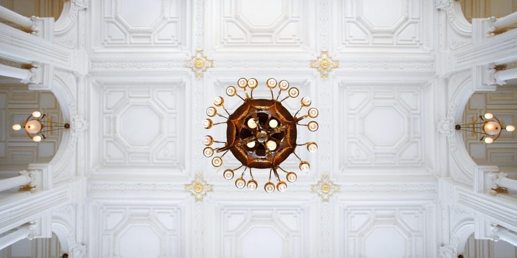 Le plafond ornementé de l’InterContinental Amstel Amsterdam et son lustre central