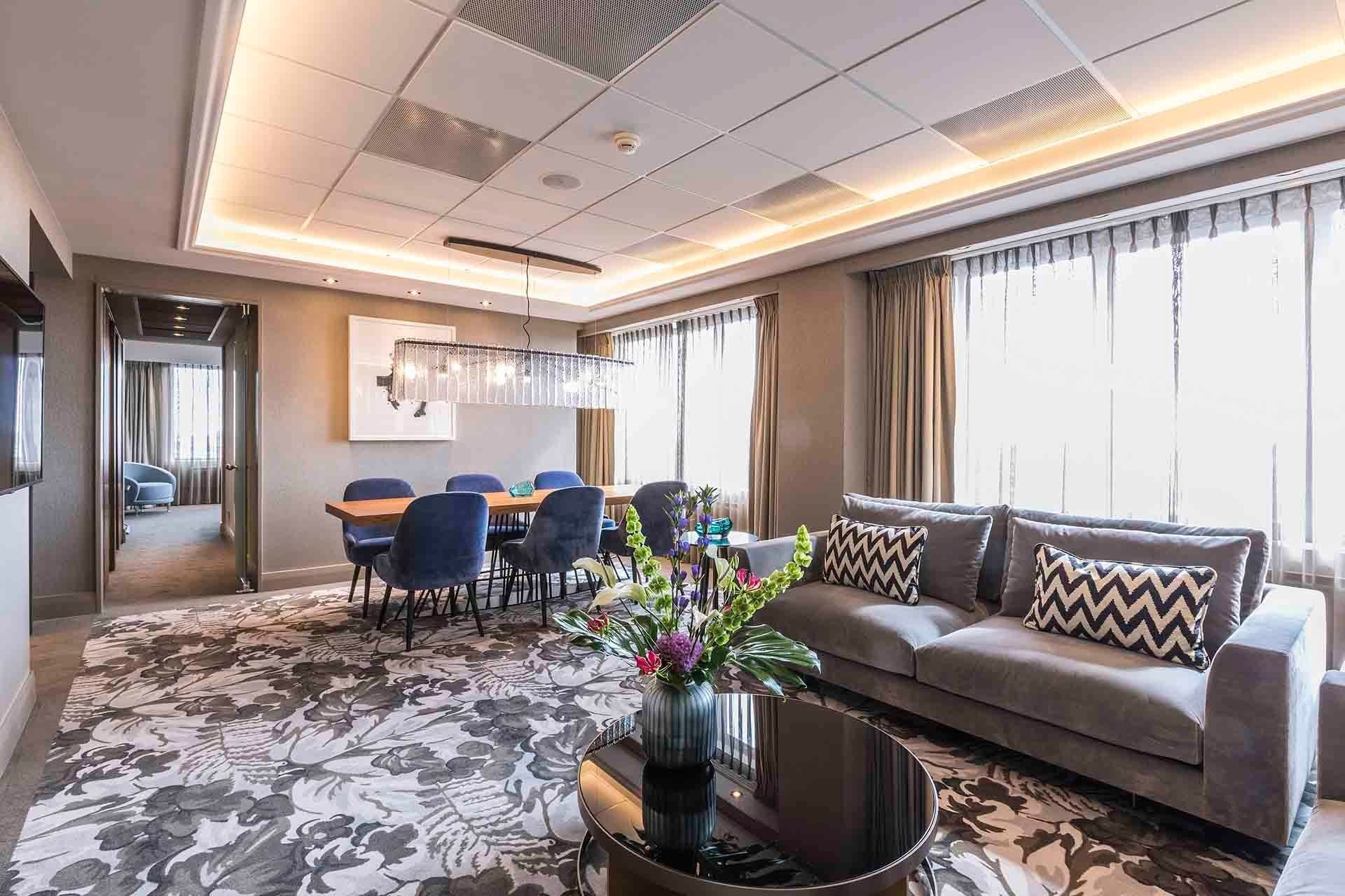 Le salon et la table d’une grande suite de l’Hotel Okura Amsterdam