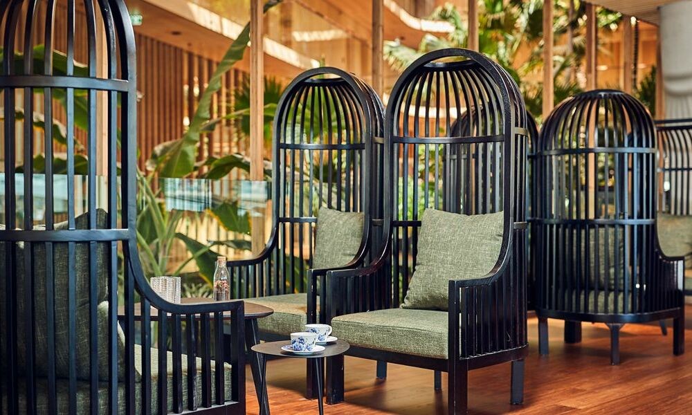 Les fauteuils hauts du salon de l’Hotel Jakarta Amsterdam, près du jardin