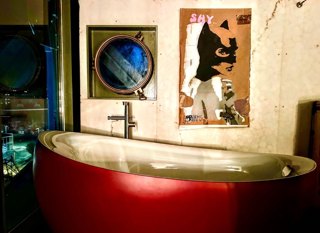 La baignoire rouge de la suite Free Spirit du Faralda Crane Hotel Amsterdam