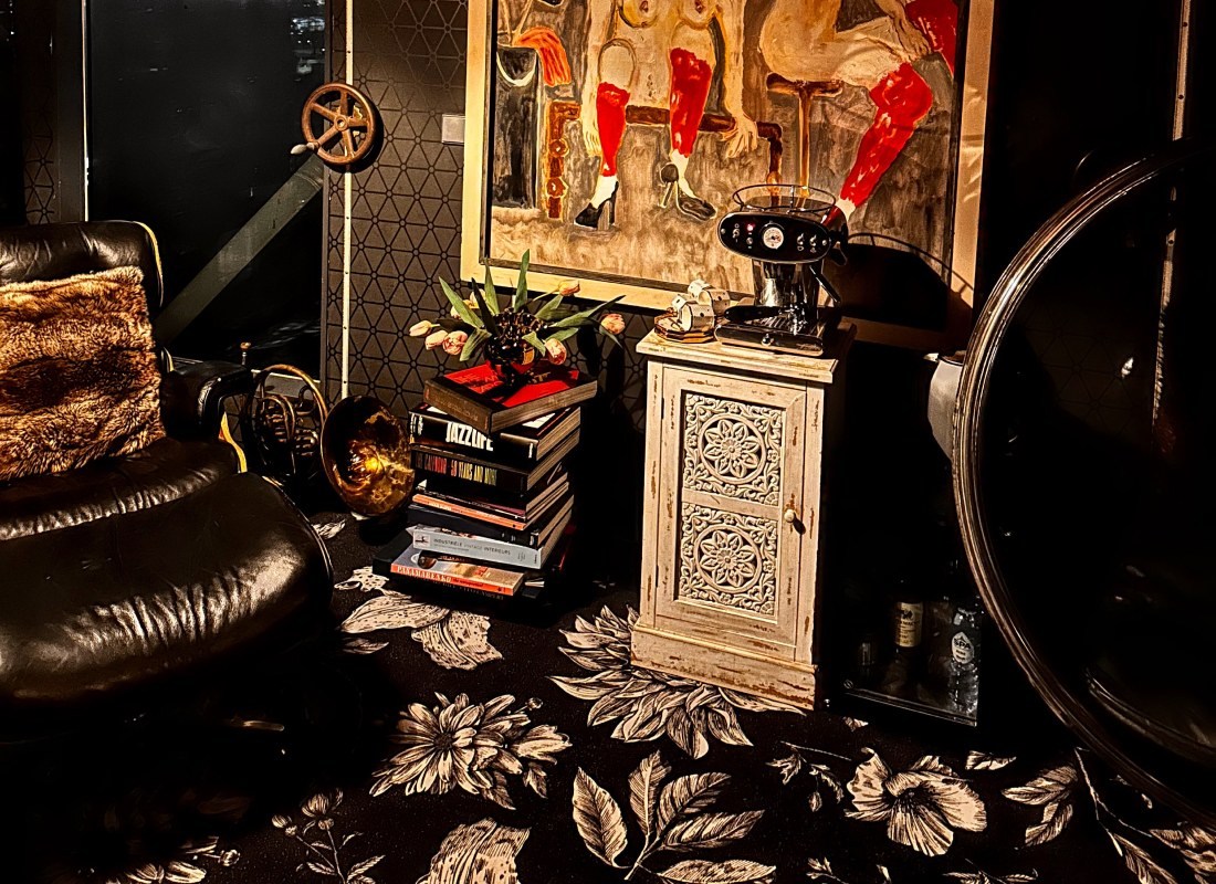 Les objets et tissus du décor de la suite Mystique au Faralda Crane Hotel Amsterdam