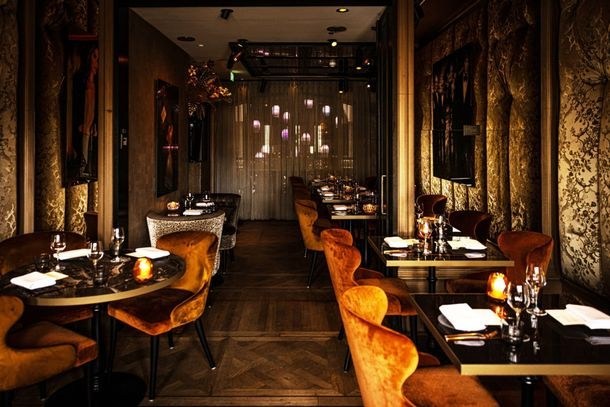 L’espace de restauration BO de l’Hotel TwentySeven Amsterdam et ses tables