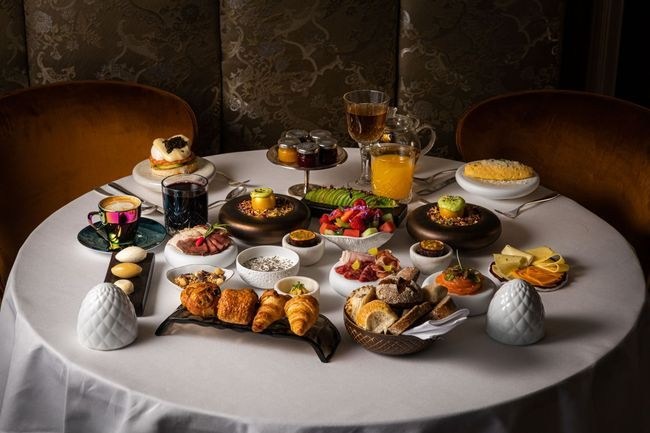 Le petit-déjeuner présenté sur une table à l’Hotel TwentySeven Amsterdam