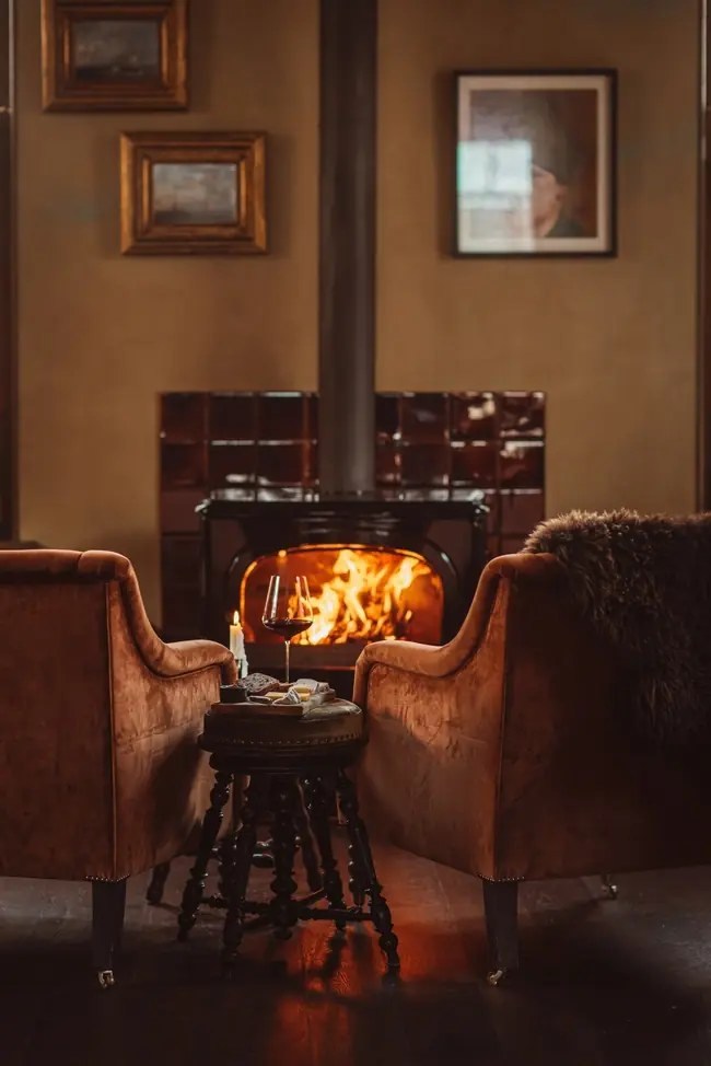 Le salon de De Durgerdam près d’Amsterdam, organisé autour du feu