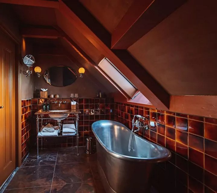 Une baignoire sous les toits de De Durgerdam près d’Amsterdam