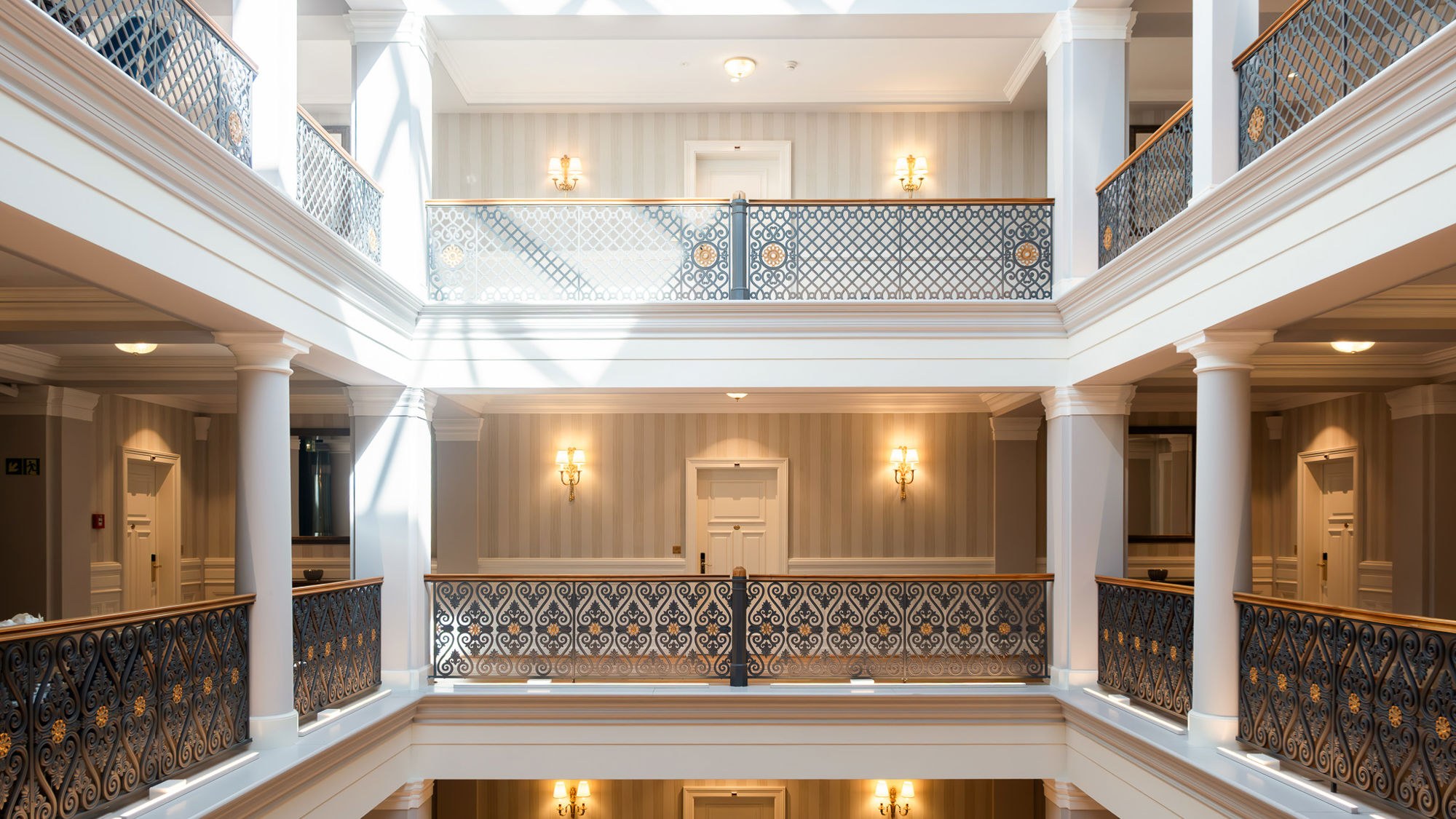 Les galeries et balustrades intérieures du palace - Beau-Rivage Palace, Lausanne.