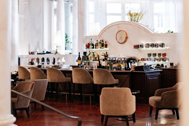 Le comptoir et les fauteuils du Bar 1915 - Lausanne Palace, Lausanne.