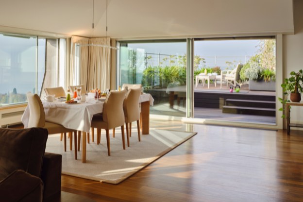 Salle à manger de suite ouvrant sur une terrasse privée - Lausanne Palace, Lausanne.