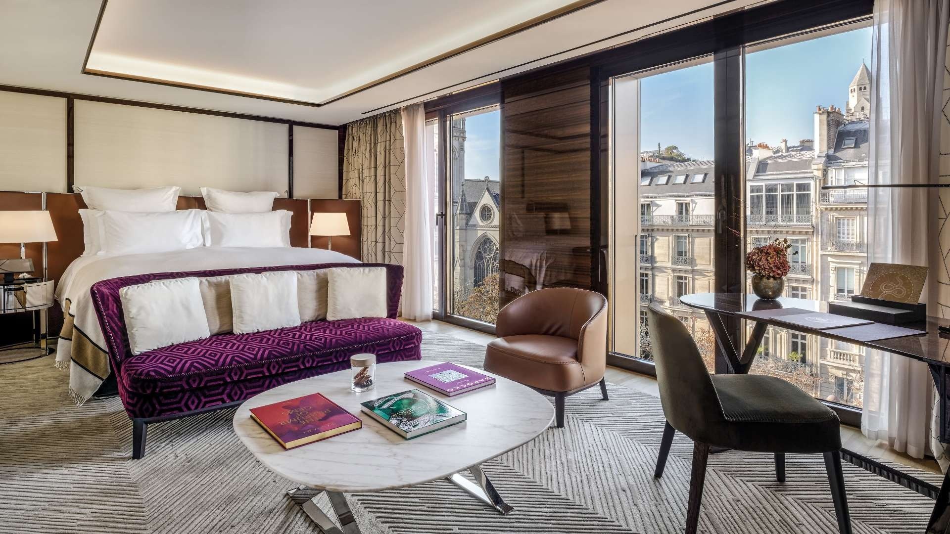 Une suite du Bvlgari Hotel Paris ouverte sur les toits parisiens