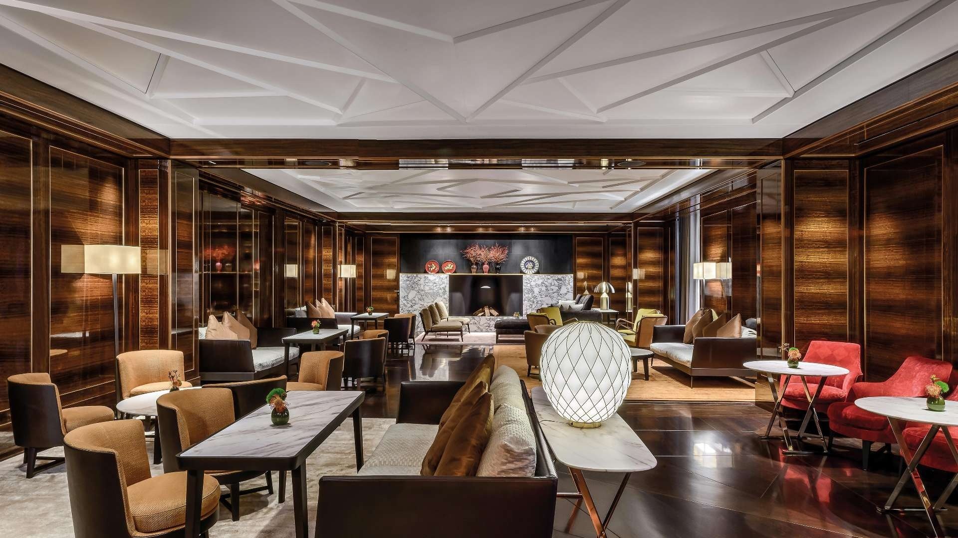 Le salon The Lounge du Bvlgari Hotel Paris, boiseries sombres et plafond sculpté