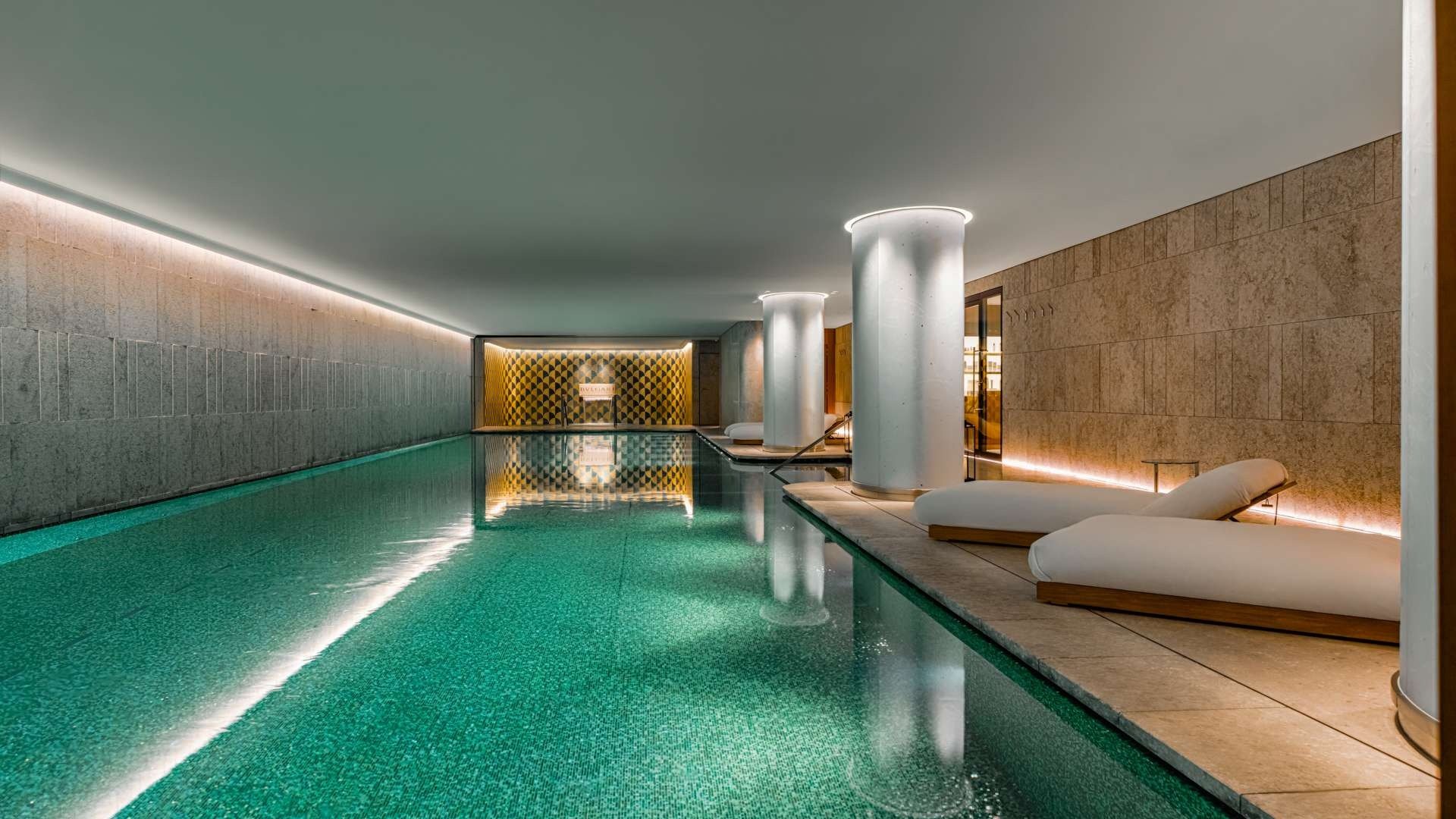 La piscine de 25 mètres du spa du Bvlgari Hotel Paris