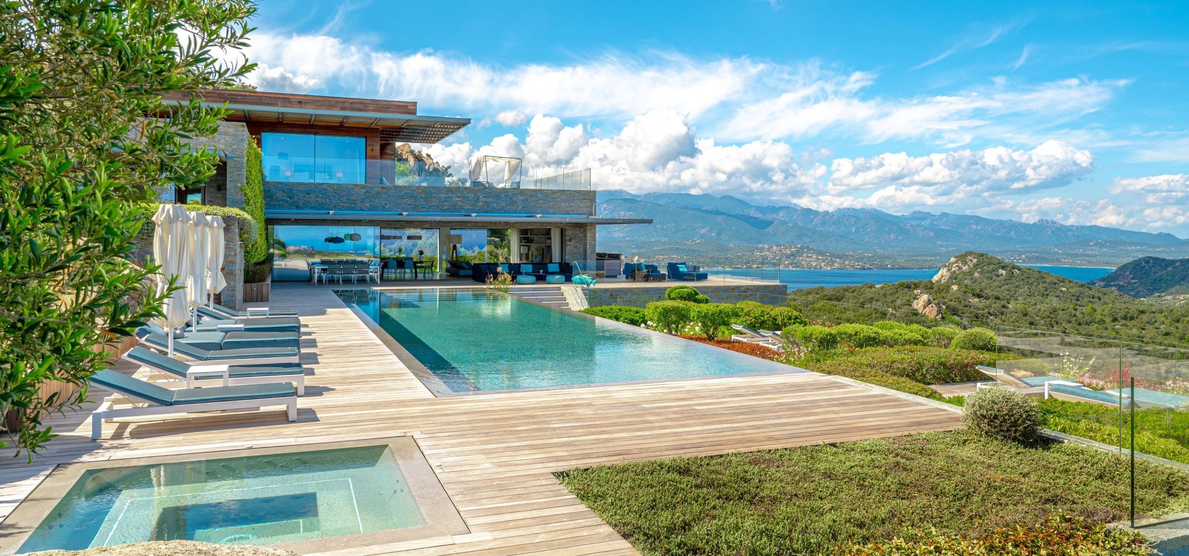 Piscine miroir de 20 mètres et jacuzzi de la villa Albitru, face au golfe de Porto-Vecchio