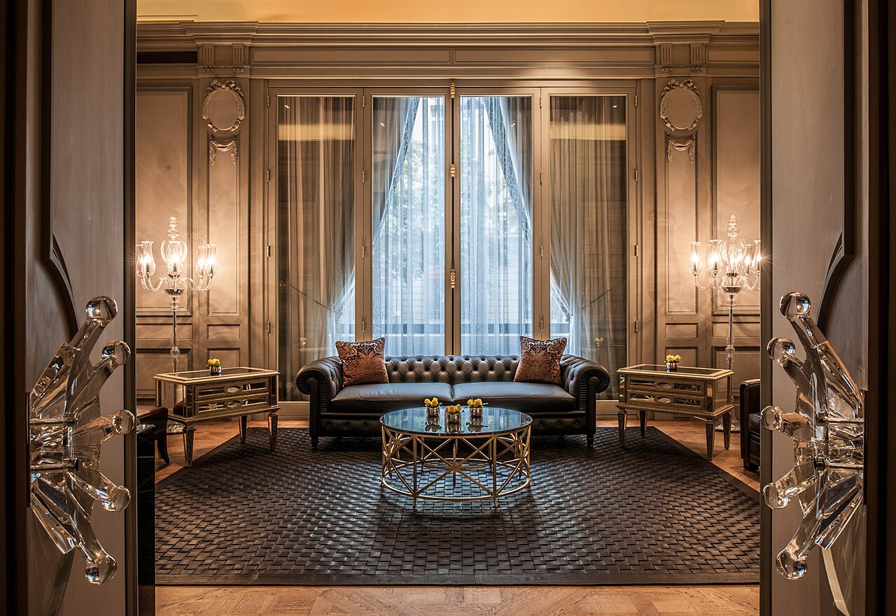 Le Lounge Kléber du Peninsula Paris, cave à cigares du rez-de-chaussée