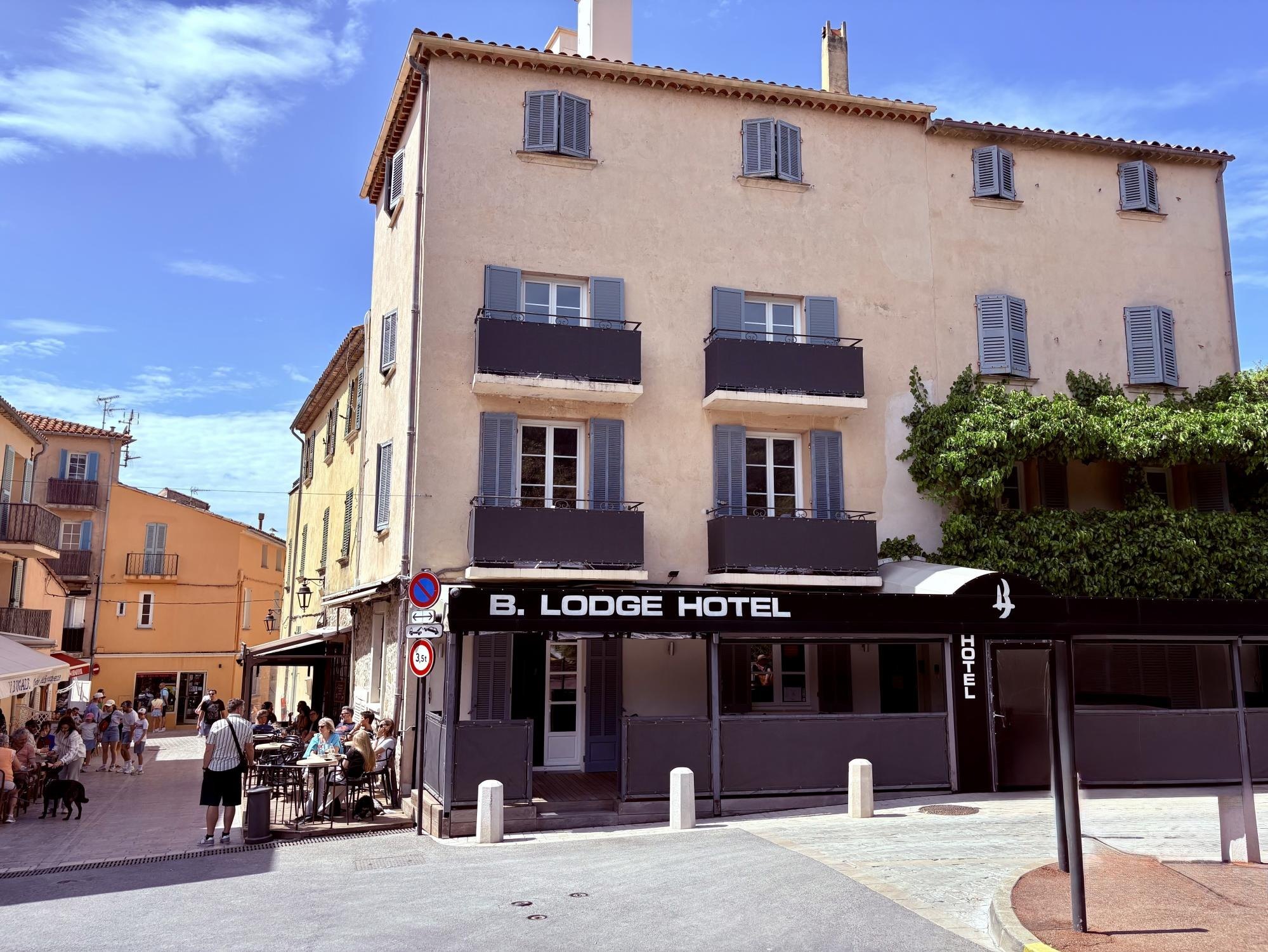 La façade ocre du B. Lodge et sa terrasse abritée, dans la vieille ville de Saint-Tropez