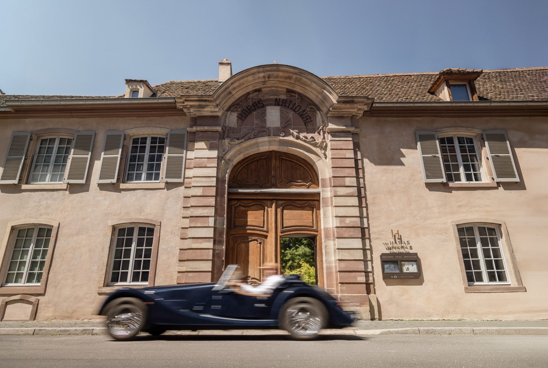 La façade de l'Hôtel Les Haras à Strasbourg et le fronton sculpté de l'ancien haras national