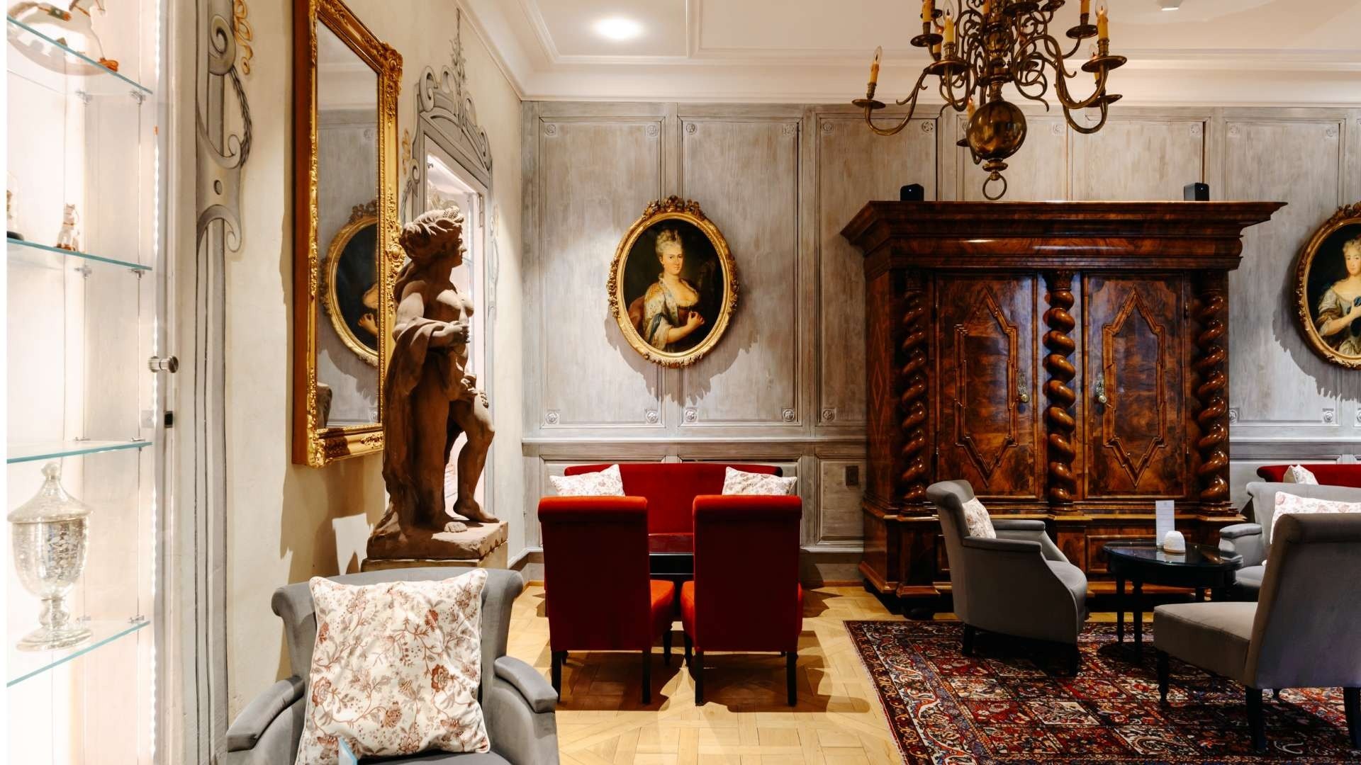 Le salon historique du Bouclier d'Or à Strasbourg, boiseries grises, portraits anciens et armoire alsacienne