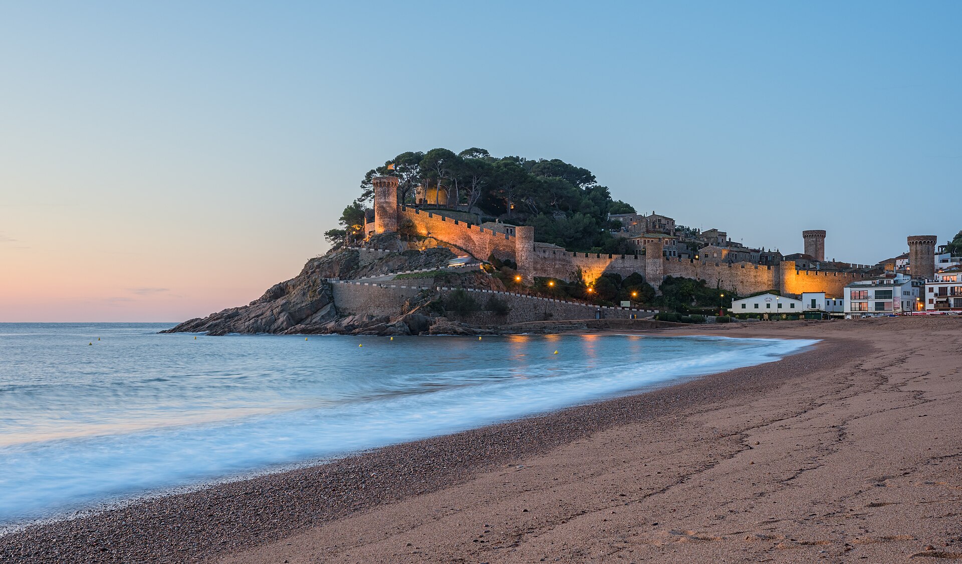 Le château de Tossa de Mar au crépuscule, Costa Brava