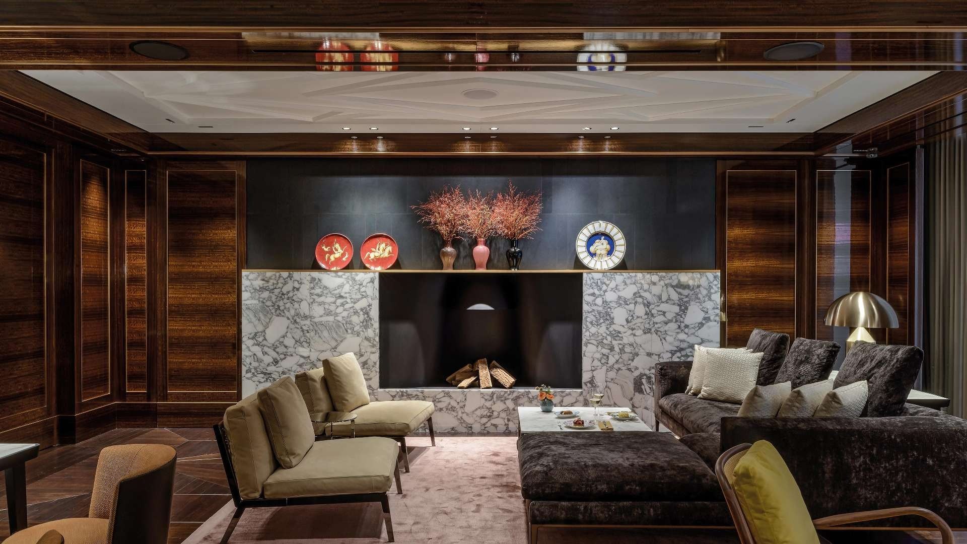 La cheminée de marbre du salon The Lounge, au Bvlgari Hotel Paris