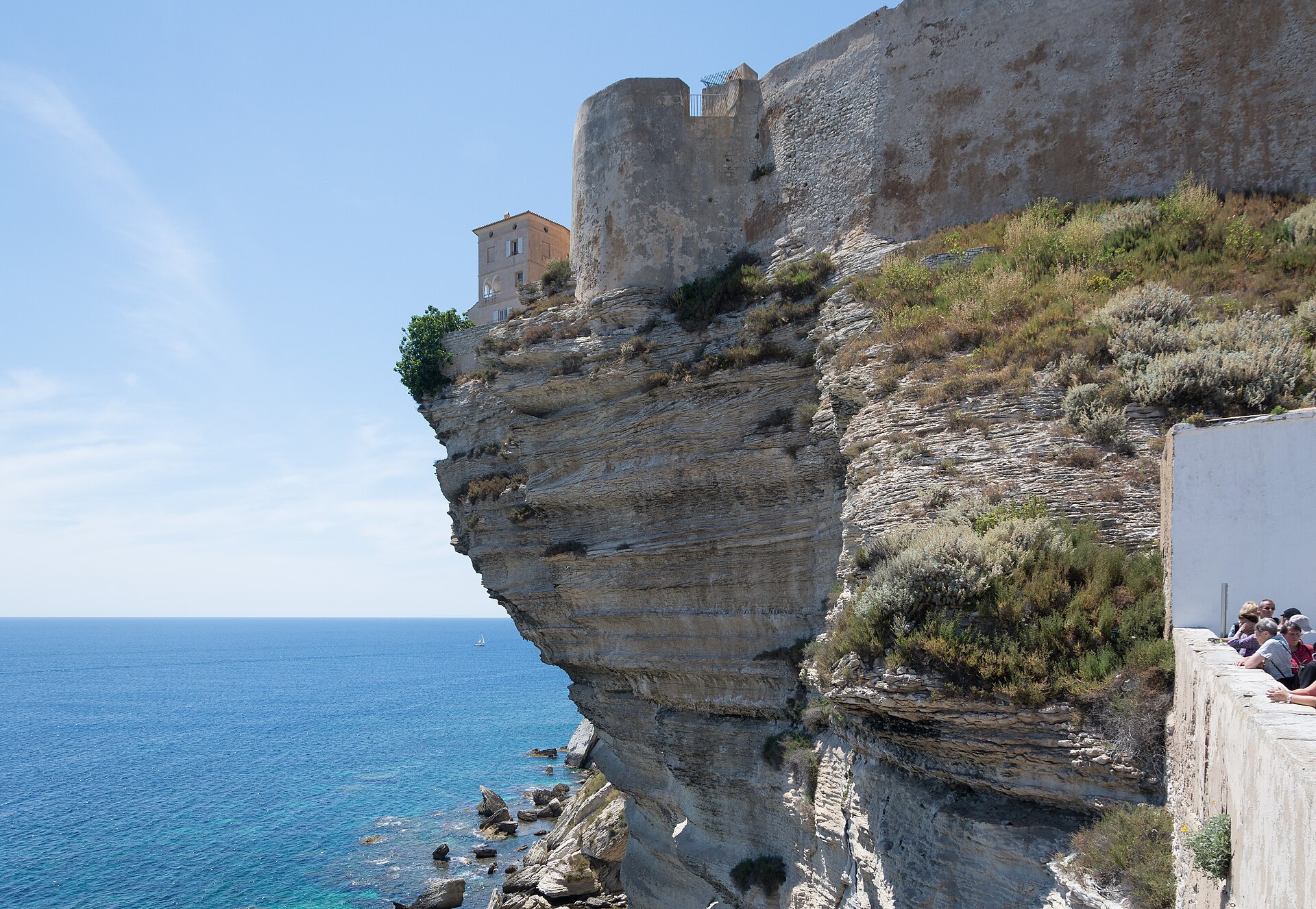 La ville haute de Bonifacio au bord des falaises