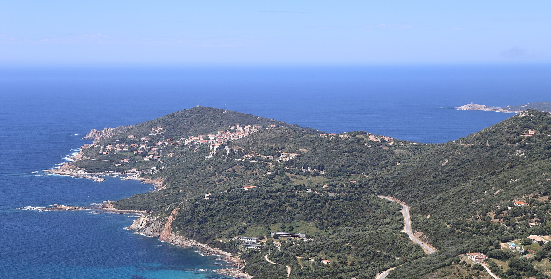 Le village de Cargese sur son promontoire