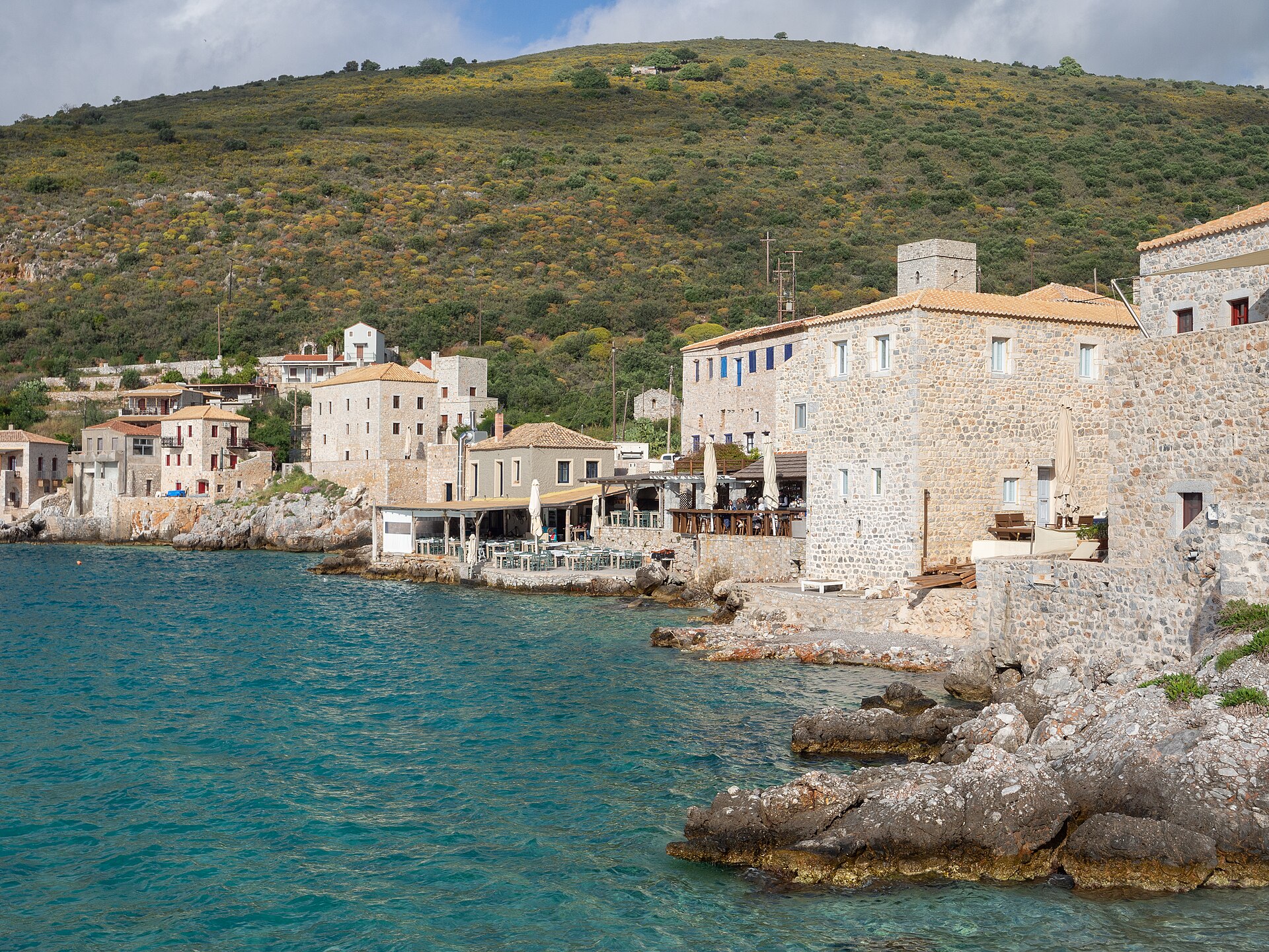 Le front de mer de Limeni, Magne