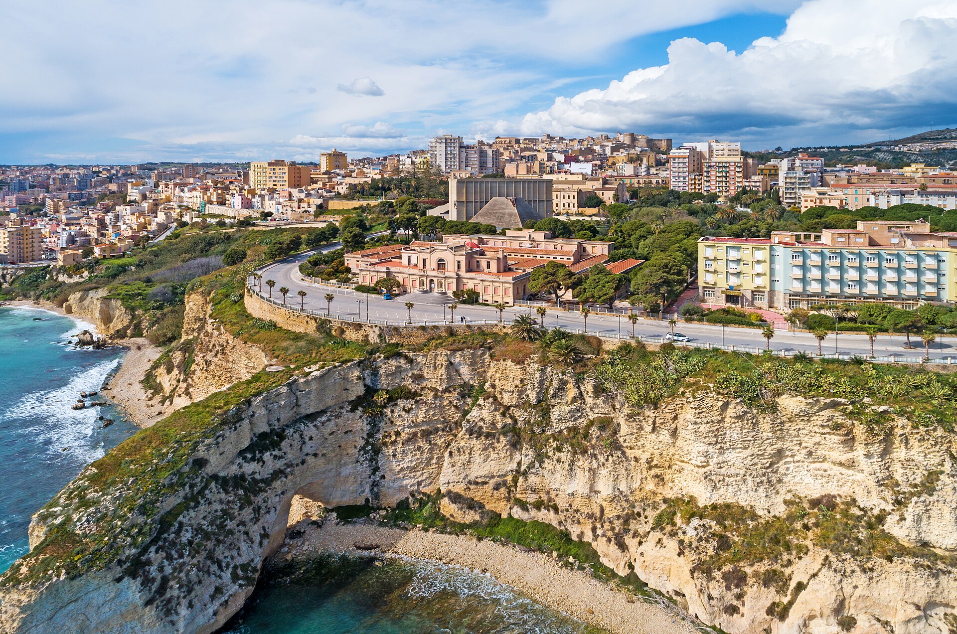 Sciacca sur ses falaises, cote sud de la Sicile