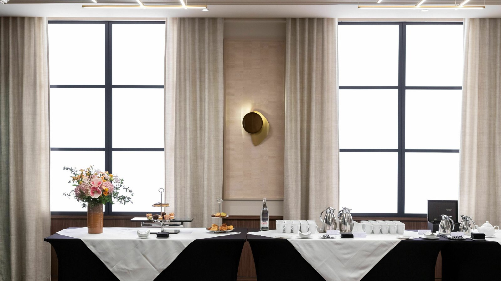 Le salon Marceau dressé en configuration banquet, sous ses moulures