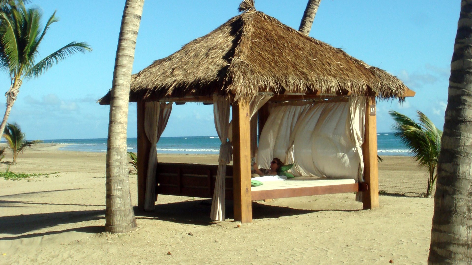 Une cabana de plage sur le sable de Bahía Beach, à Río Grande, Porto Rico