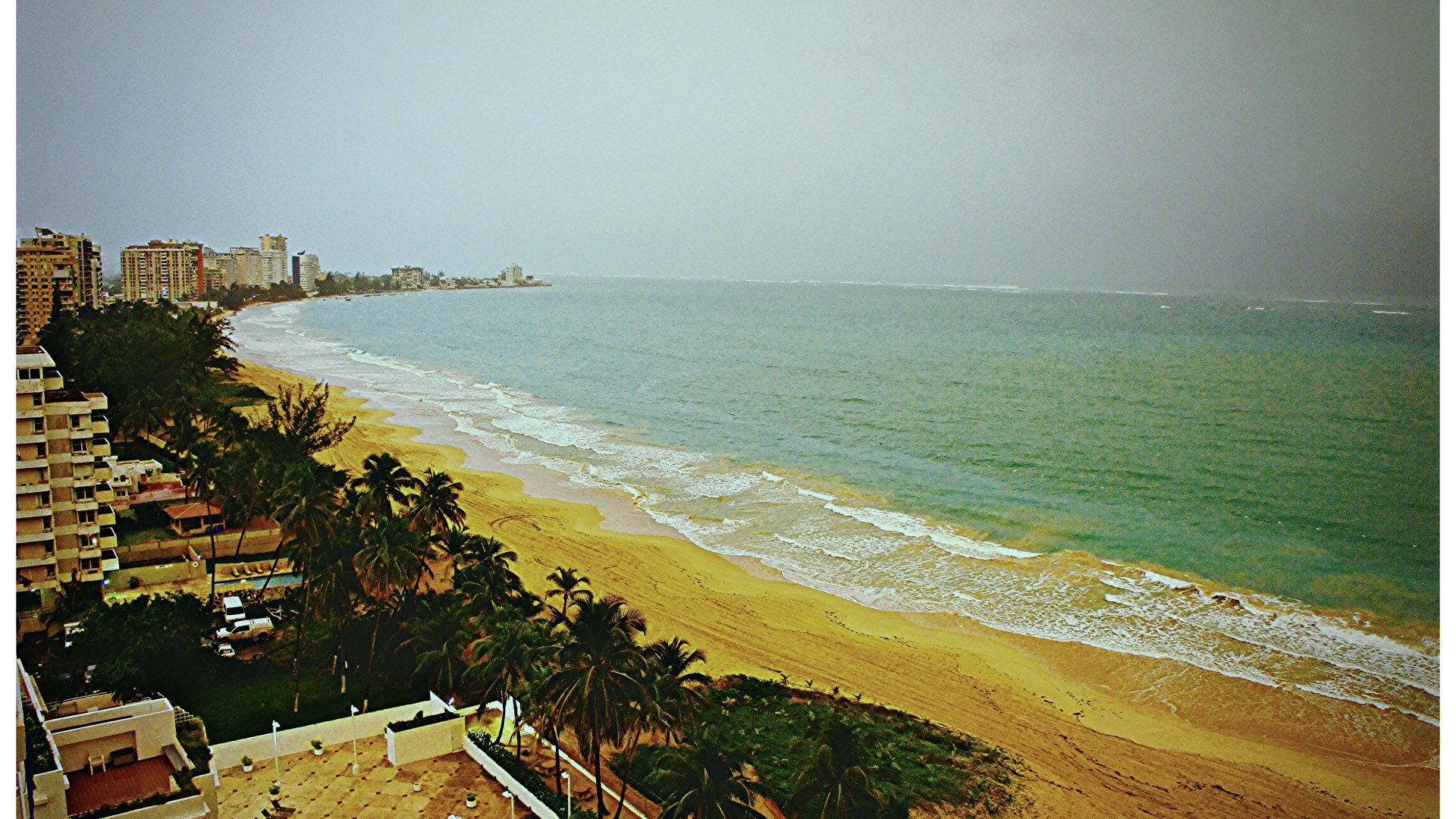 Le front de mer d'Isla Verde, à Carolina, avec ses tours en bordure de plage
