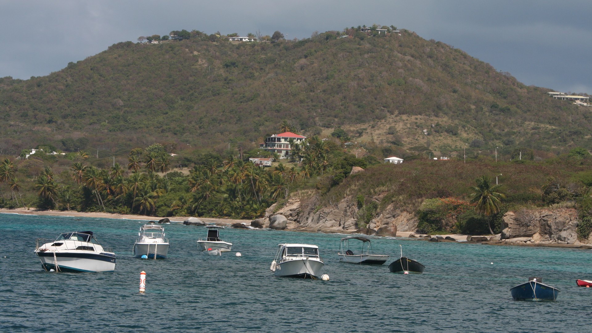 La baie d'Esperanza et ses bateaux au mouillage, à Vieques