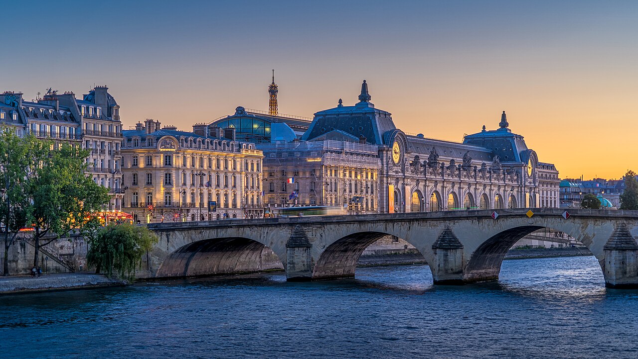 Le musée d'Orsay et le pont Royal au crépuscule