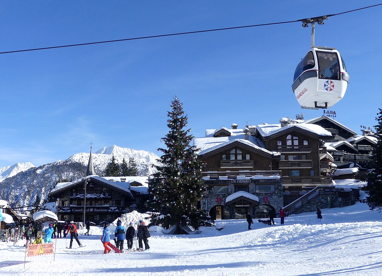 Le front de neige de Courchevel 1850 et ses chalets, sous la télécabine, avant Noël