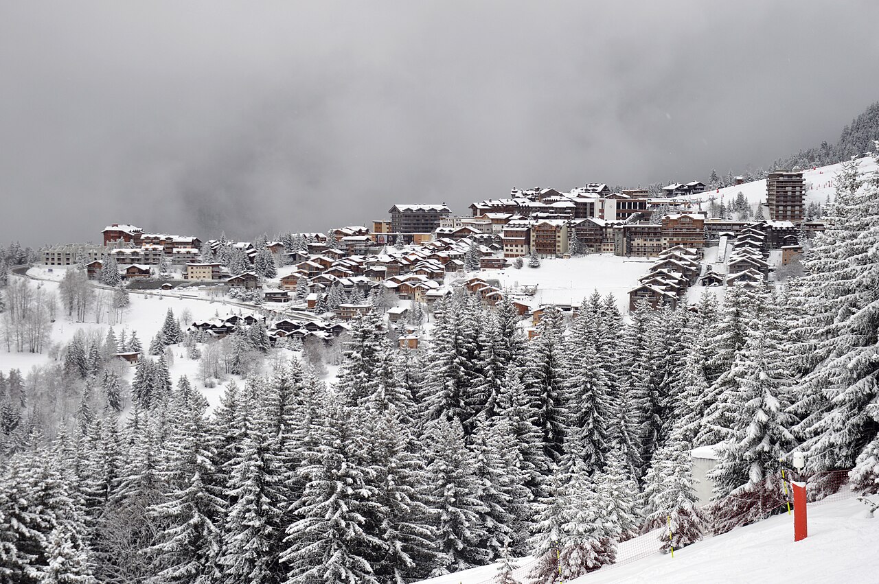 Courchevel Moriond et ses forêts de sapins enneigés, vu depuis Courchevel Village