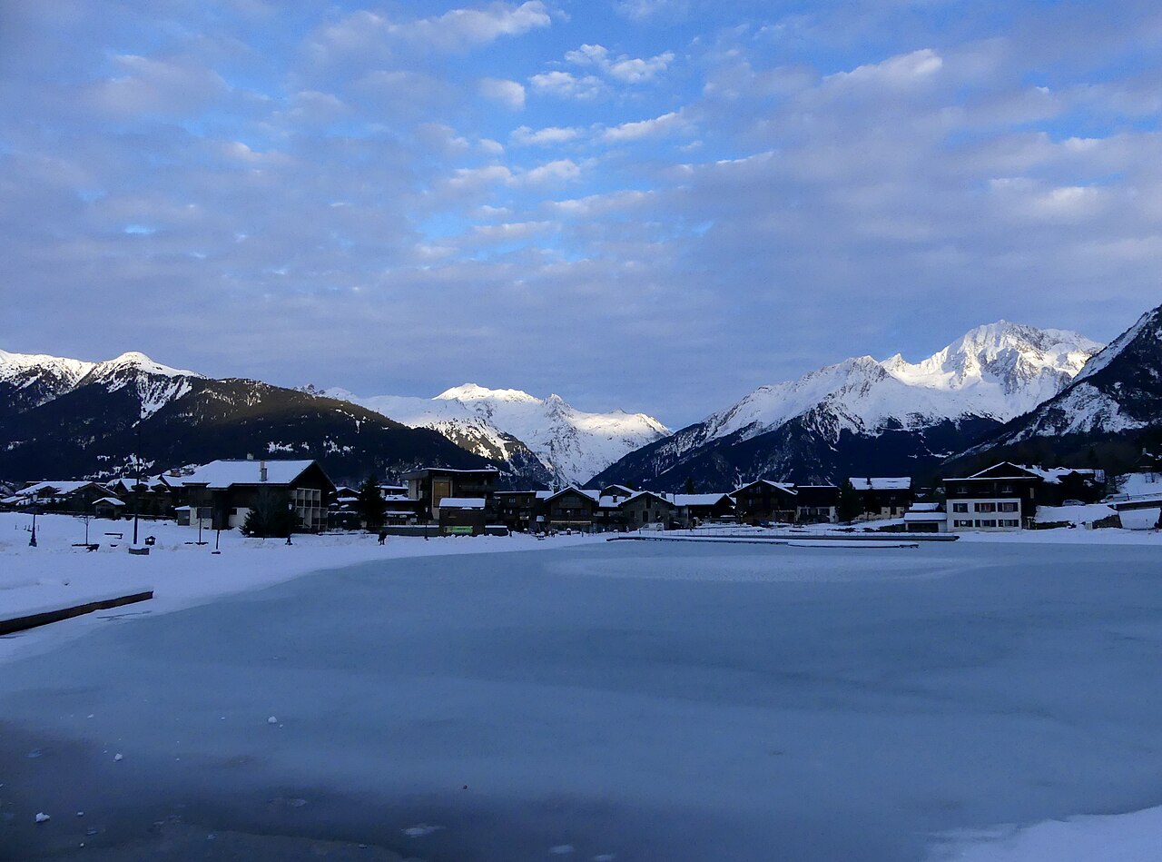 Le lac gelé de Courchevel Le Praz en fin de journée, face aux sommets