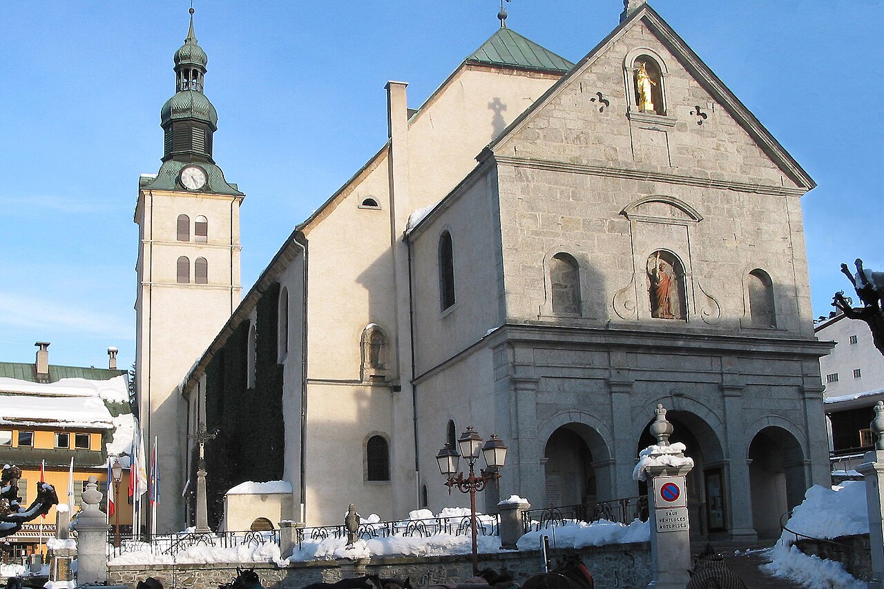 L'église Saint-Jean-Baptiste et son clocher à bulbe, place de l'Église enneigée, à Megève