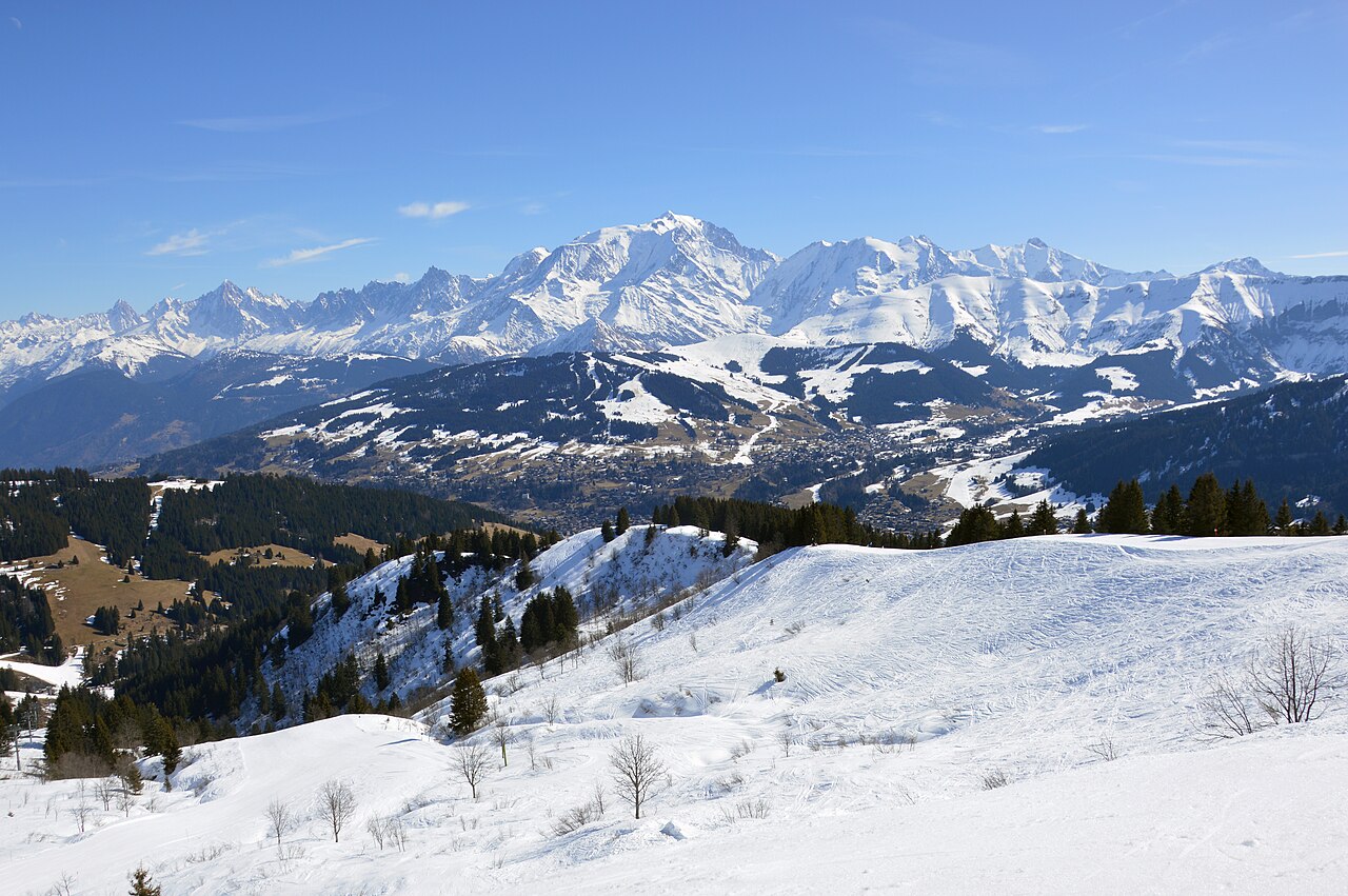 Pentes enneigées du Christomet, secteur du Jaillet, avec Megève et le massif du Mont-Blanc au loin