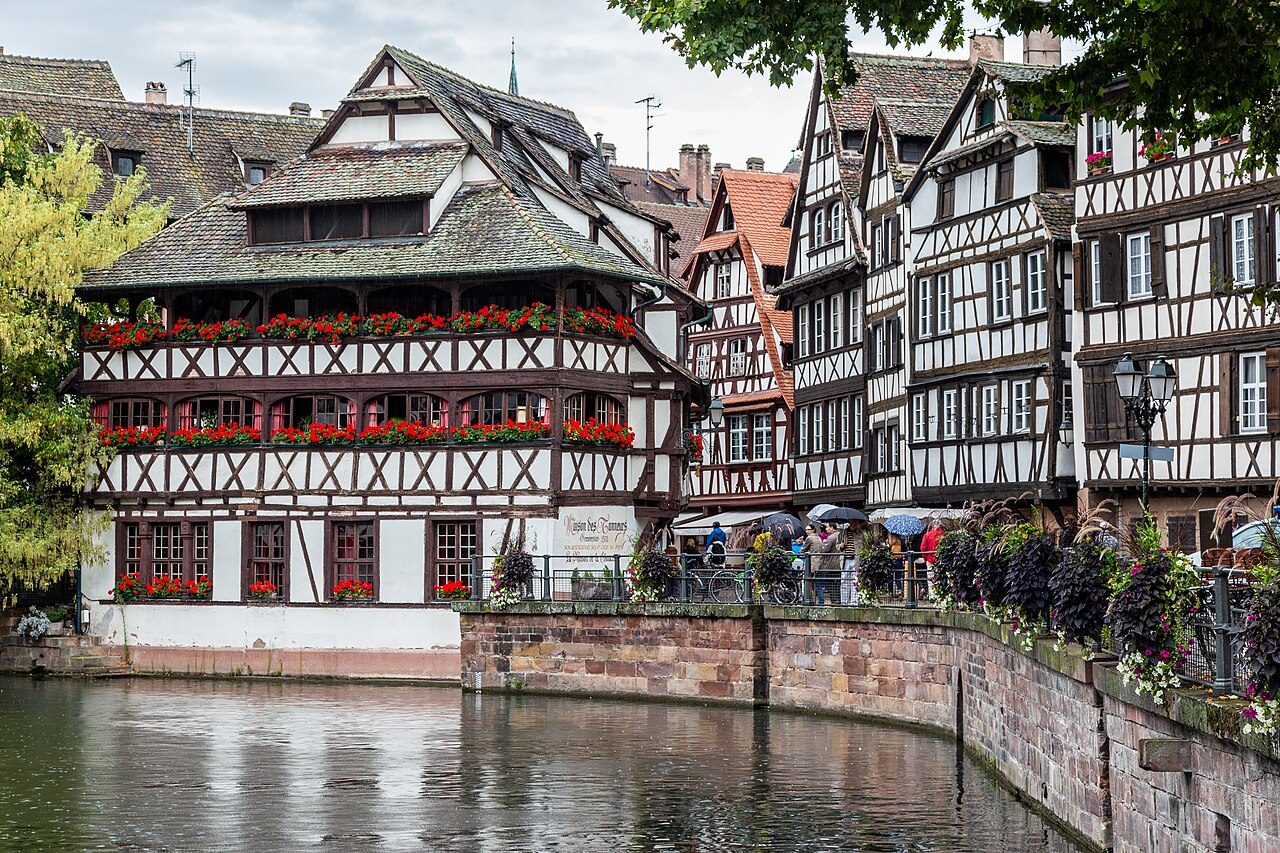 La maison des Tanneurs (Gerwerstub, 1572) et ses colombages au bord de l'Ill, dans la Petite France